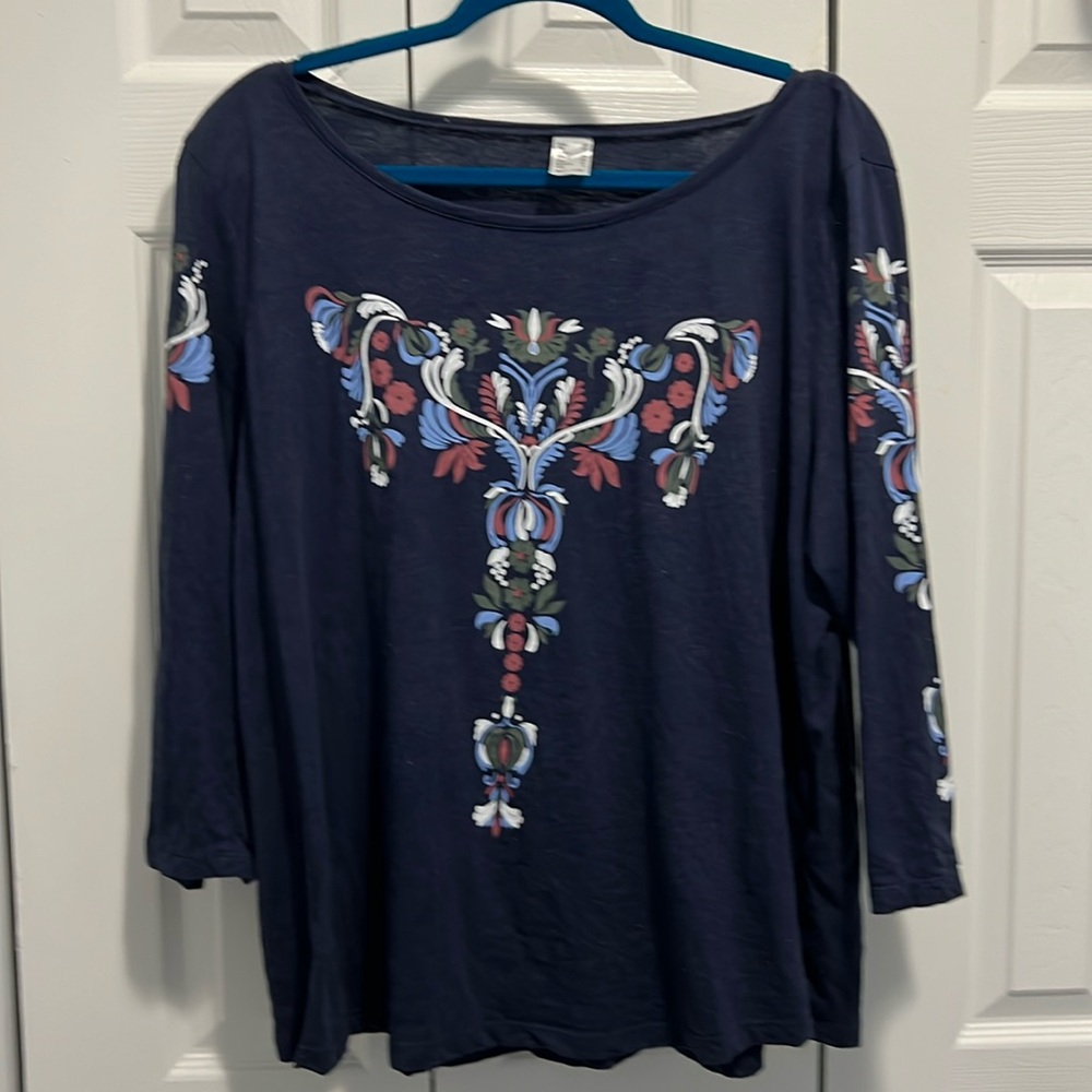 Women’s navy top w/ design on sleeves & front L $12 100% cotton machine wash